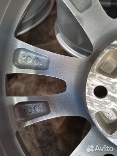 Продам комплект литых дисков