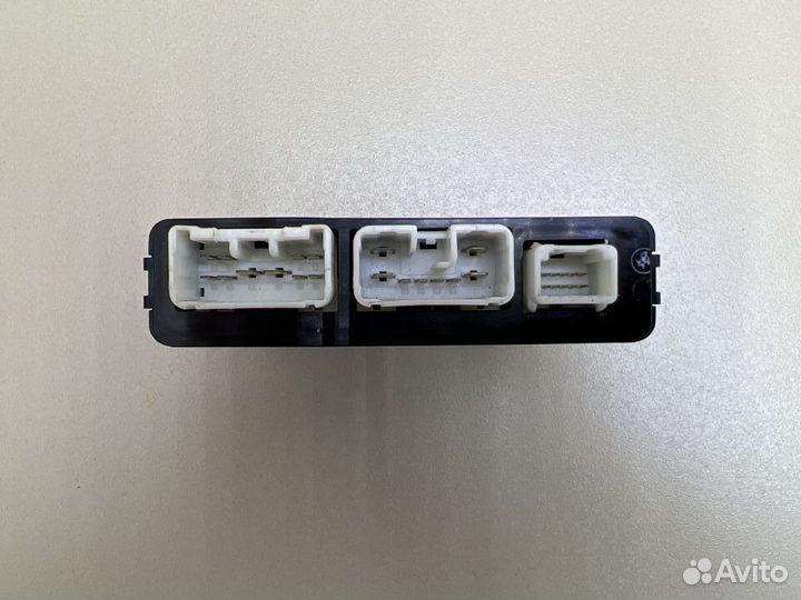 Блок крышки багажника Toyota Crown Majesta 186