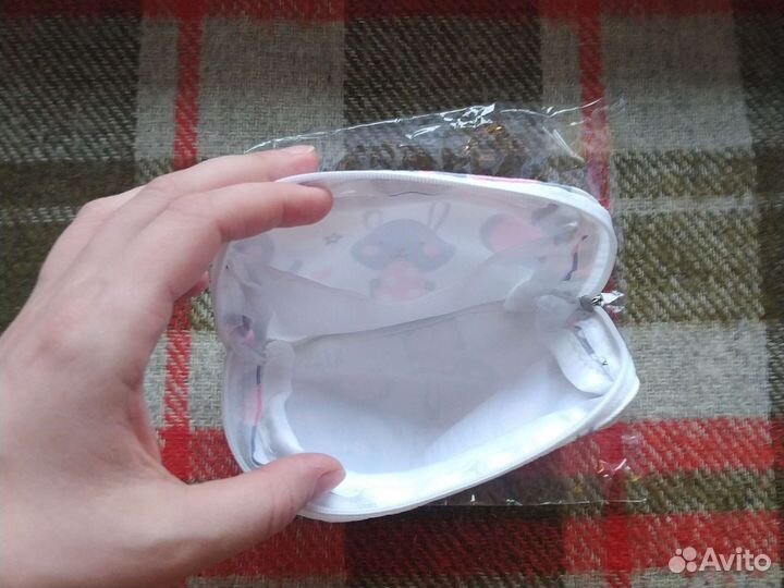 Косметичка маленькая белая с зайцами