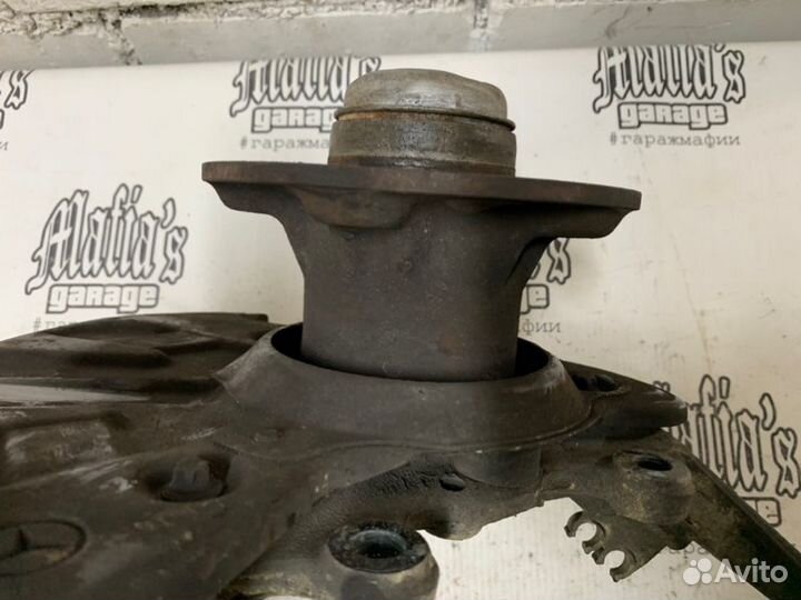 Кулак поворотный передний левый Mercedes-Benz