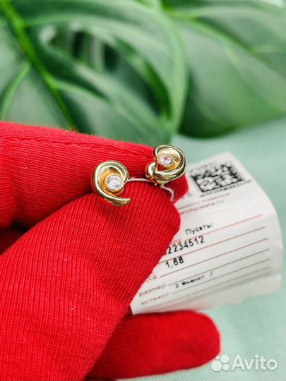 Золотые пусеиы спираль с камнем 585