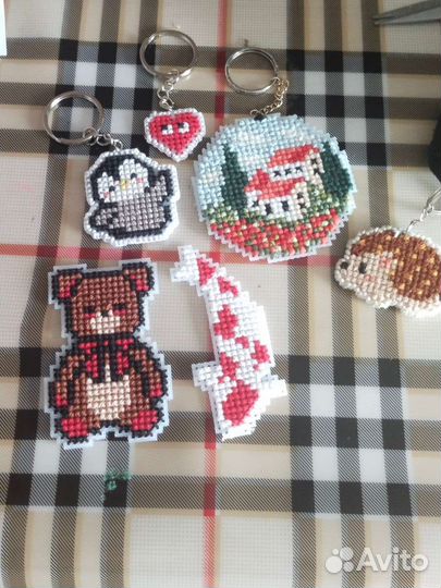 Брелки и значки