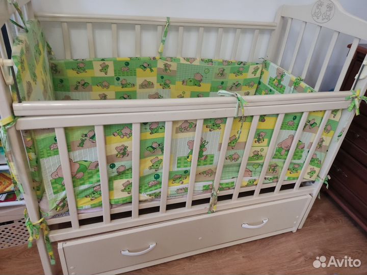 Кроватка с маятниковым механизмом