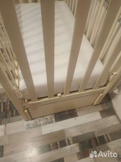 Детская кроватка с продольным маятником