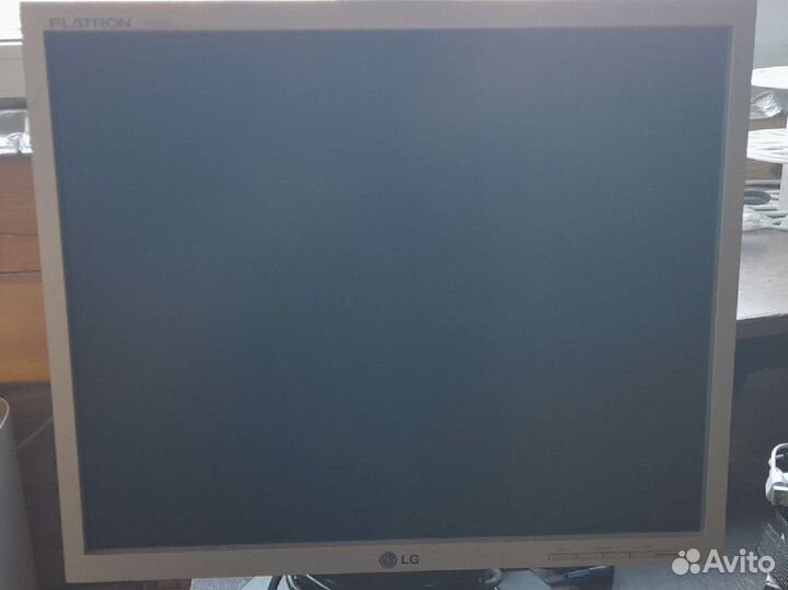 Монитор LG L1750SQ