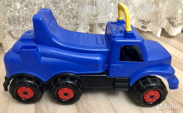 Детская машинка-каталка