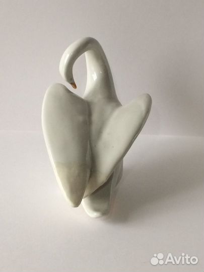 Фарфоровая статуэтка Лебедь