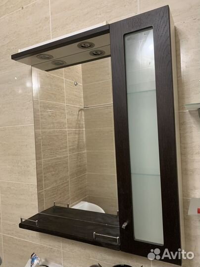 Полка в ванную с зеркалом и раковина с ящиками