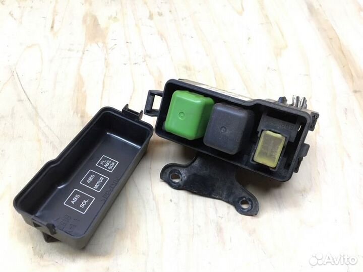 Блок реле Toyota Mark Ii Qualis MCV21W 2mzfe 2000