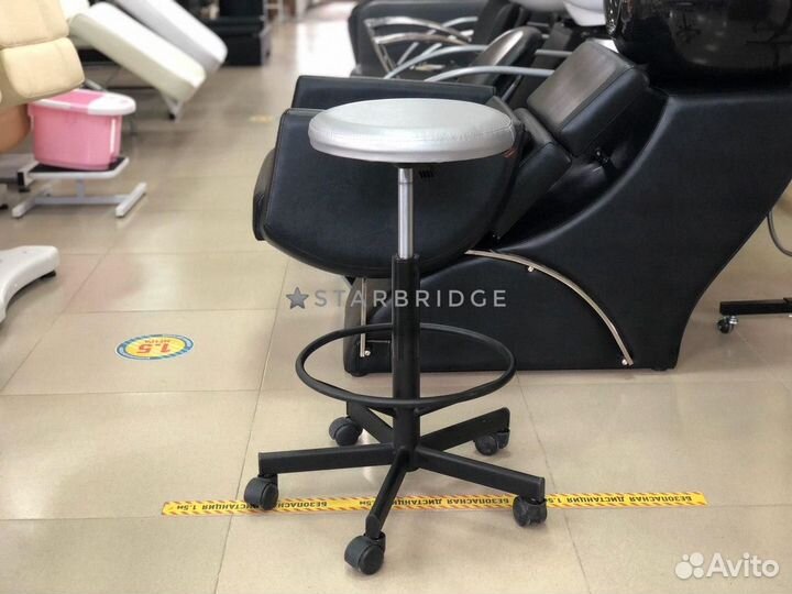 Стул мастера с опорой для ног