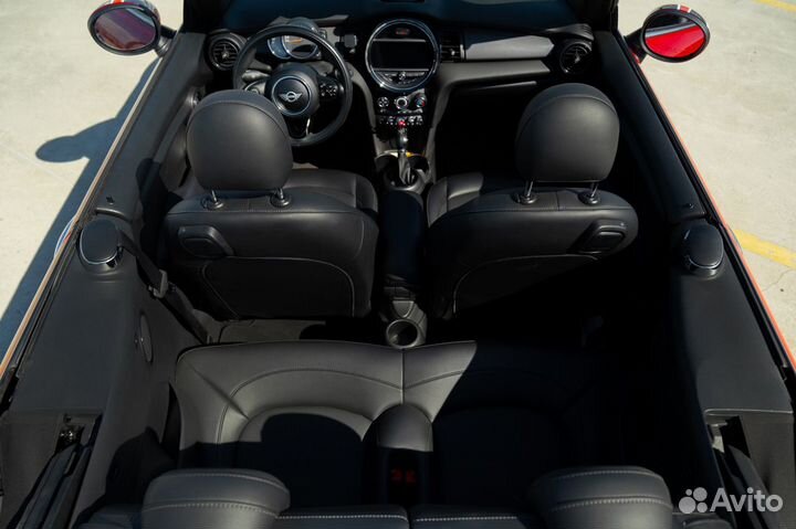 Аренда ярко-красного Mini Cabrio 2019г