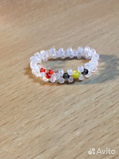 Кольцо из бисера в виде хеллоу kitty