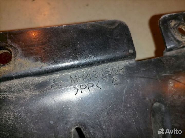 Воздухозаборник MR431309 Mitsubishi Pajero III V63