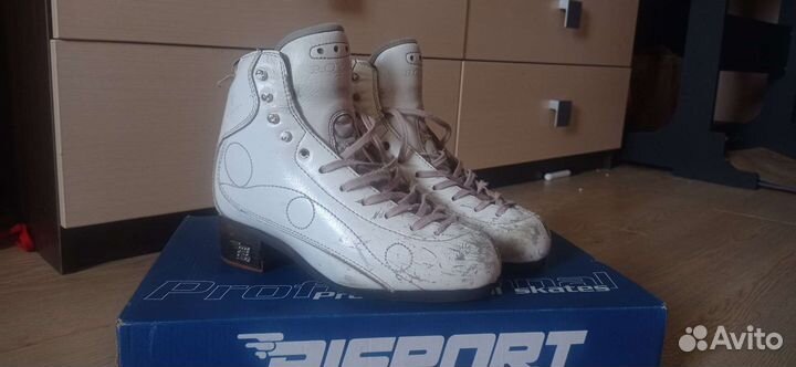 Фигурные коньки ботинки risport royal 240