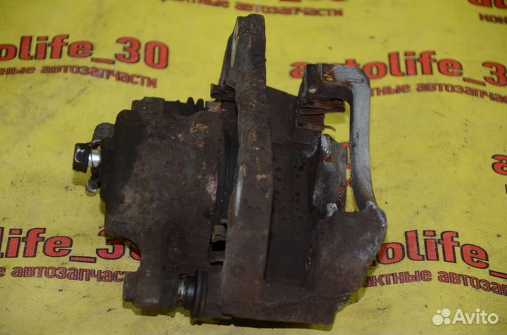 Суппорт передний правый Toyota Auris E150