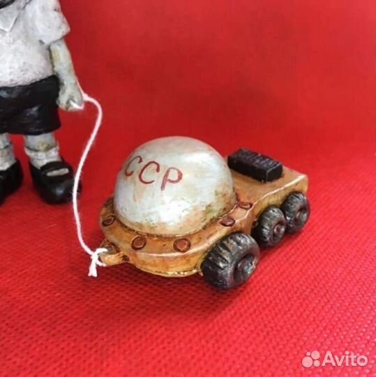 Коллекционная фигурка Мальчик с луноходом