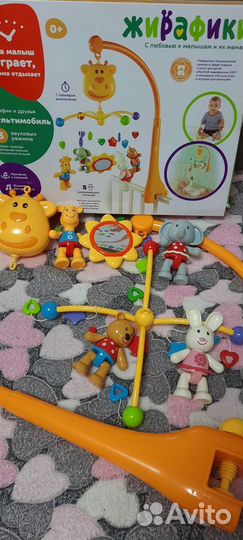 Мобиль на кроватку жирафики