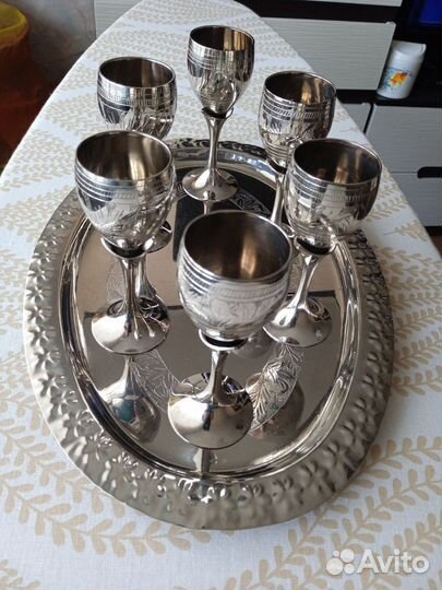 Поднос с рюмками