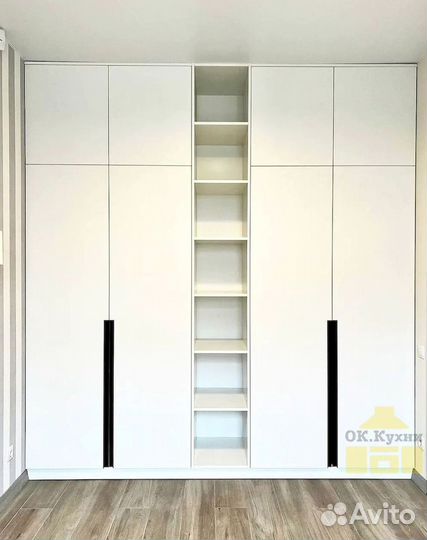 Зеркальный шкаф