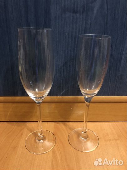 Фужеры, бокалы, стеклянные чашки на ножке