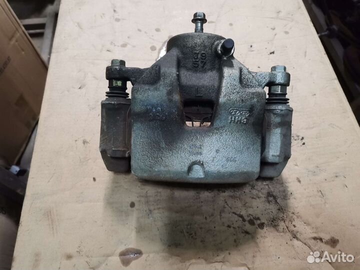 Суппорт тормозной передний левый Kia Seltos 1