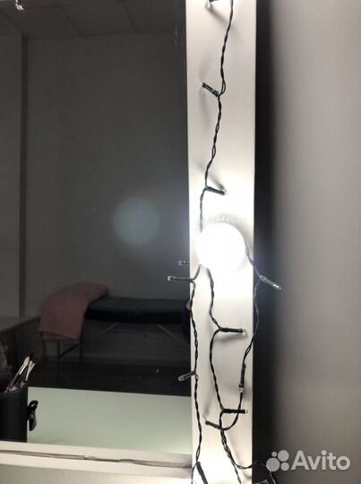 Гримерное зеркало и стол