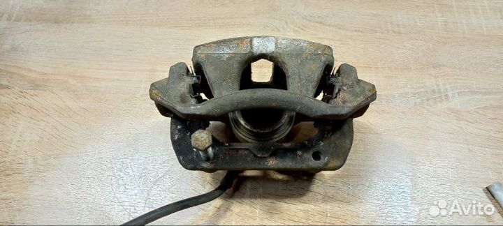 Суппорт тормозной передний левый Mercedes-Benz