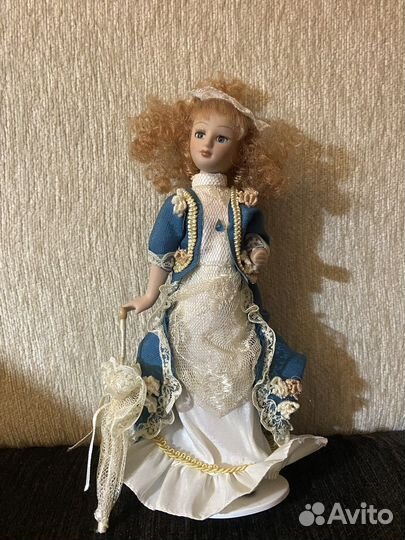 Кукла фарфоровая