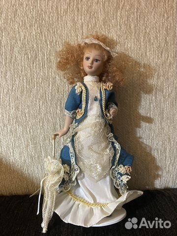 Кукла фарфоровая