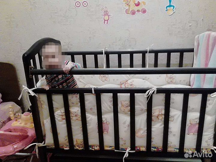 Детская кроватка с маятником