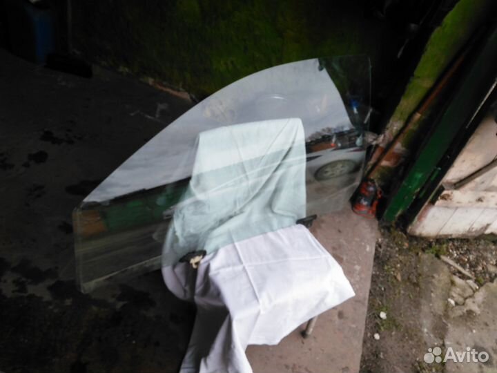 Левое стекло ярис 3д 2003