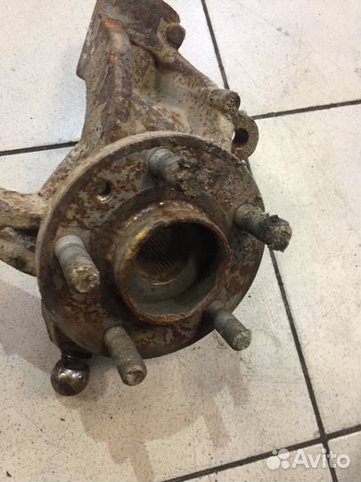 Поворотный кулак передний правый Land Rover