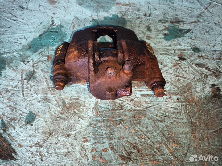 Суппорт передний правый Mercedes Vito 638