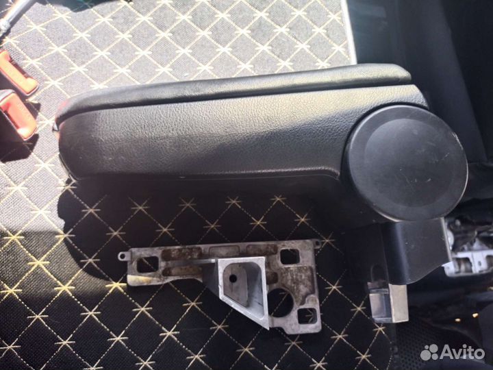 Подлокотник VW Passat В5