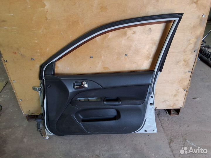 Дверь передняя правая Mitsubishi Lancer cedia wagon CS5W