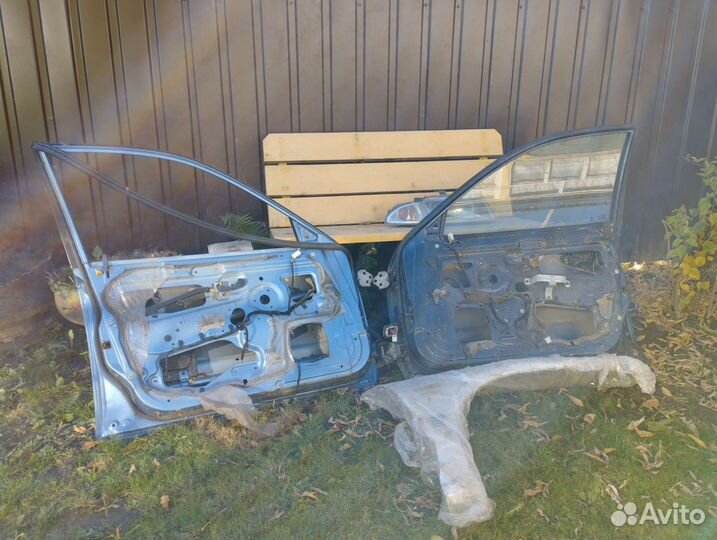 Mitsubishi carisma дверь