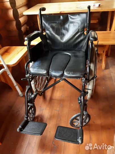 Кресло-коляска с ёмкостью для туалета