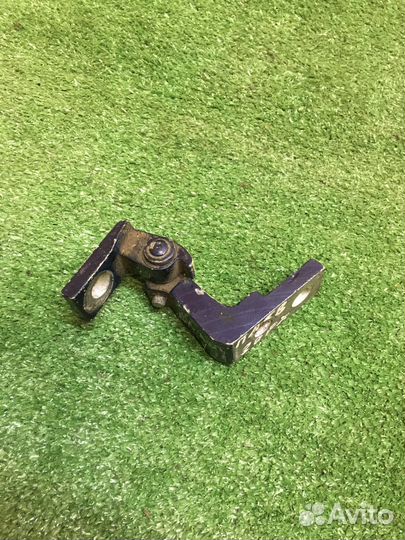 Петля передней левой двери шкода октавия верхняя