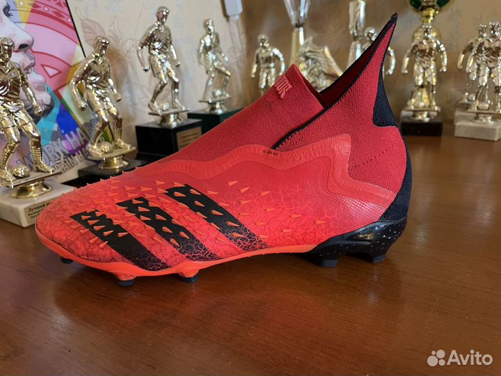 Шипованные футбольные бутсы adidas predator