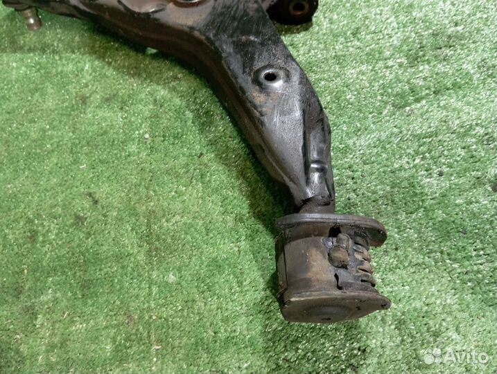 Рычаг передний правый Mitsubishi Carisma