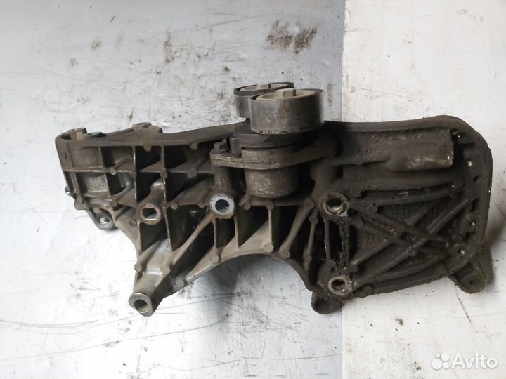 Кронштейн генератора Renault Sandero