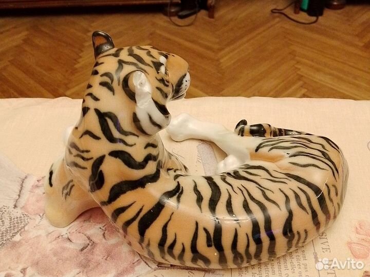 Фарфоровая статуэтка тигр