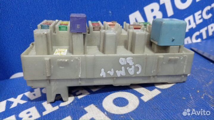 Блок предохранителей под капот Toyota Camry 30