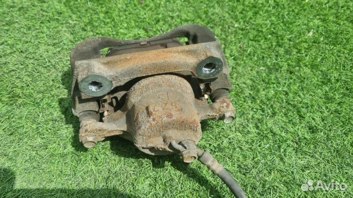 Суппорт тормозной передний правый Toyota Crown