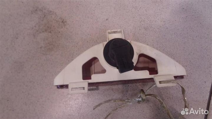 Фонарь дополнительный стоп сигнал Toyota Avensis