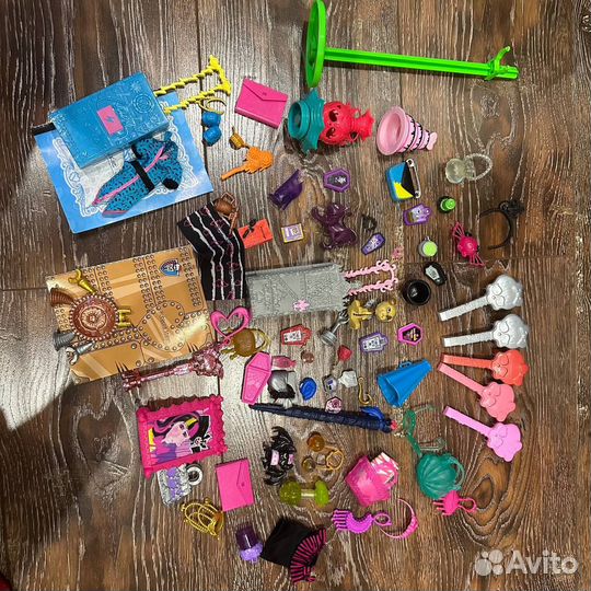 Аксессуары от кукол Монстер хай + Дневнички