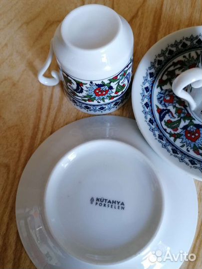 Кофейные чашки с блюдцами