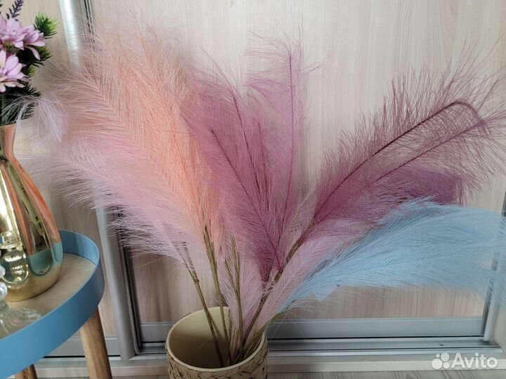 Декор много: вазы, бюст, цветы