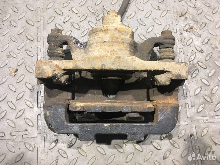 Суппорт задний левый (Infiniti QX56)