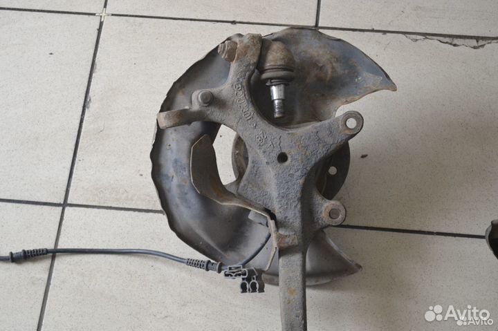 Поворотный кулак передний левый Mercedes-Benz W210